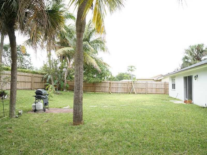 9293 Southampton Place Boca Raton, FL 33434 - Photo 4 of 12 a backyard of a house with table and chairs