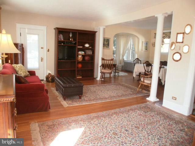 800 Overbrook Road Baltimore, MD 21239 - Photo 9 of 27 Living Room
