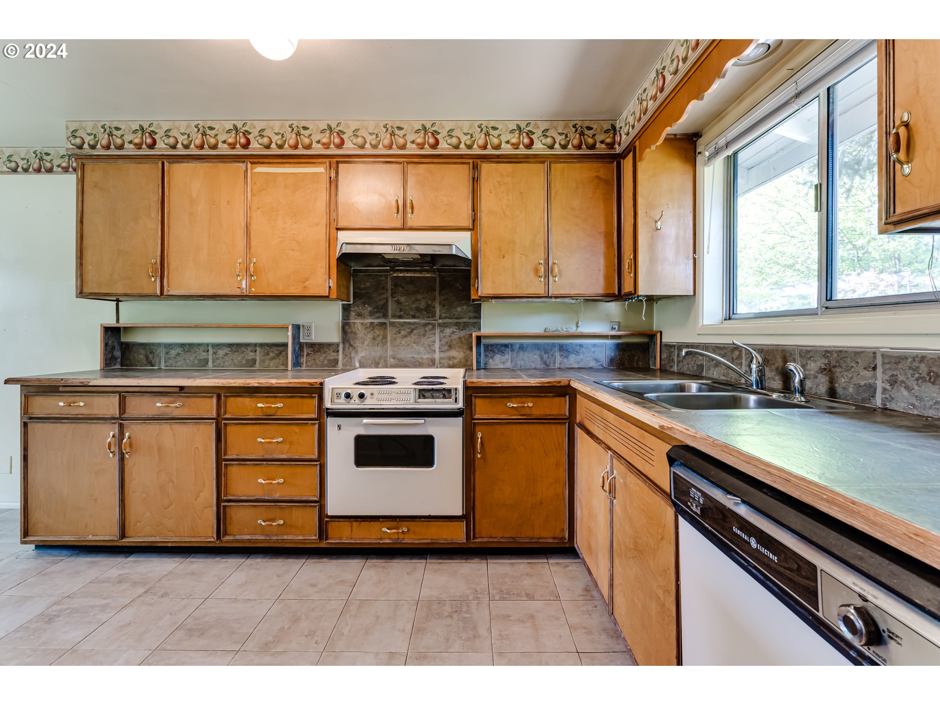 125 East 39th Place Eugene, OR 97405 - Photo 12 of 30 a kitchen with a stove a sink and a cabinets