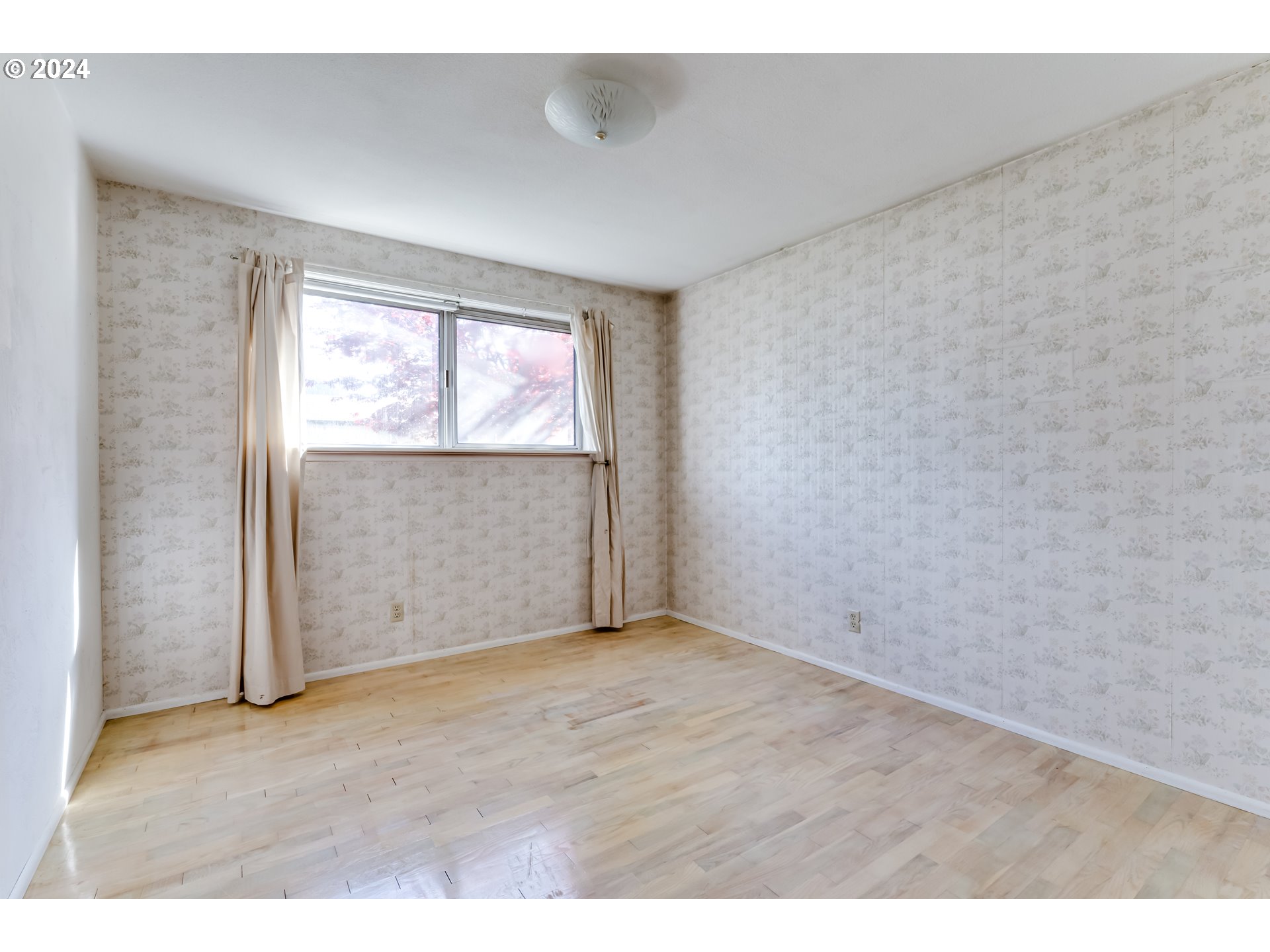 125 East 39th Place Eugene, OR 97405 - Photo 17 of 30 a view of an empty room and window