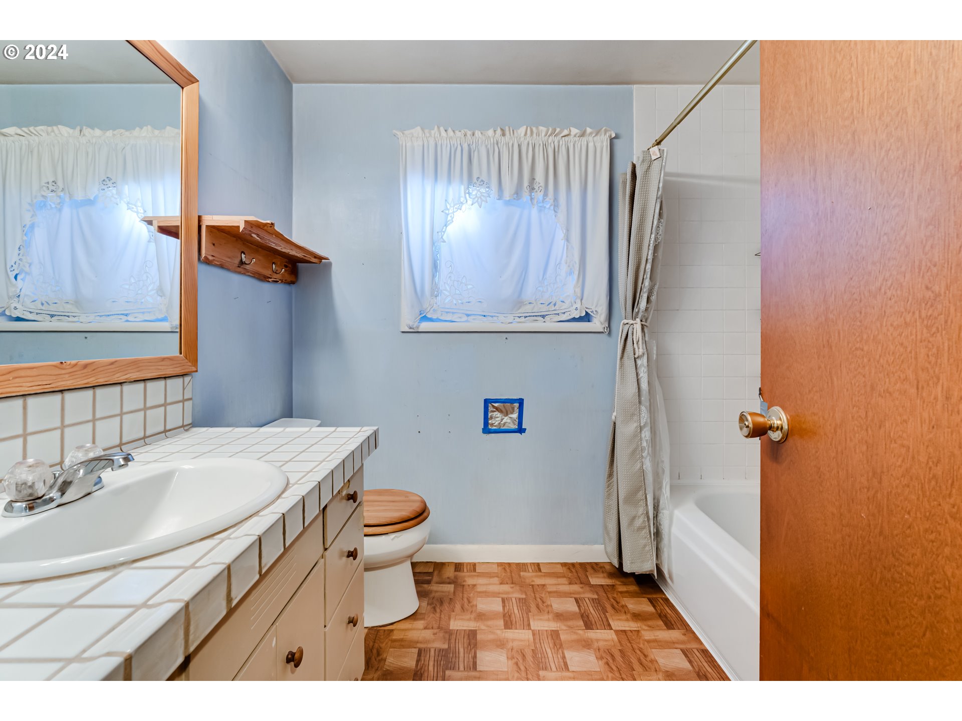 125 East 39th Place Eugene, OR 97405 - Photo 19 of 30 a bathroom with a sink a toilet and a mirror