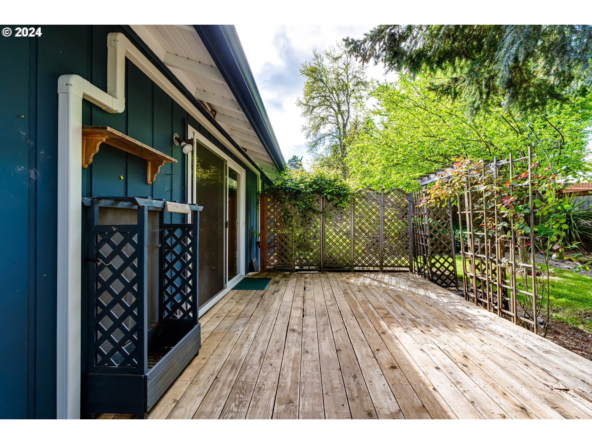 125 East 39th Place Eugene, OR 97405 - Photo 20 of 30 a view of backyard with potted plants