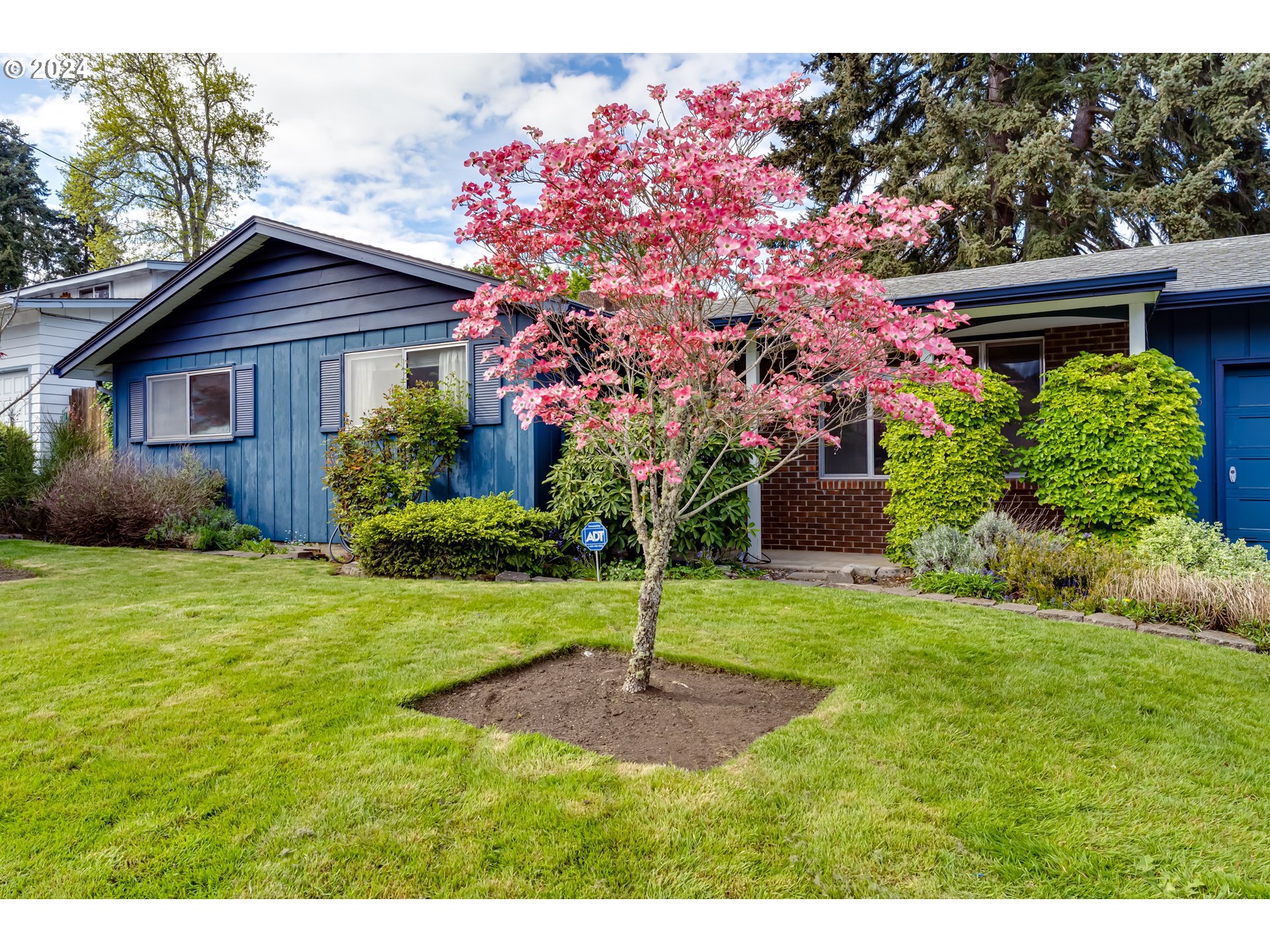 125 East 39th Place Eugene, OR 97405 - Photo 2 of 30 a front view of a house with garden