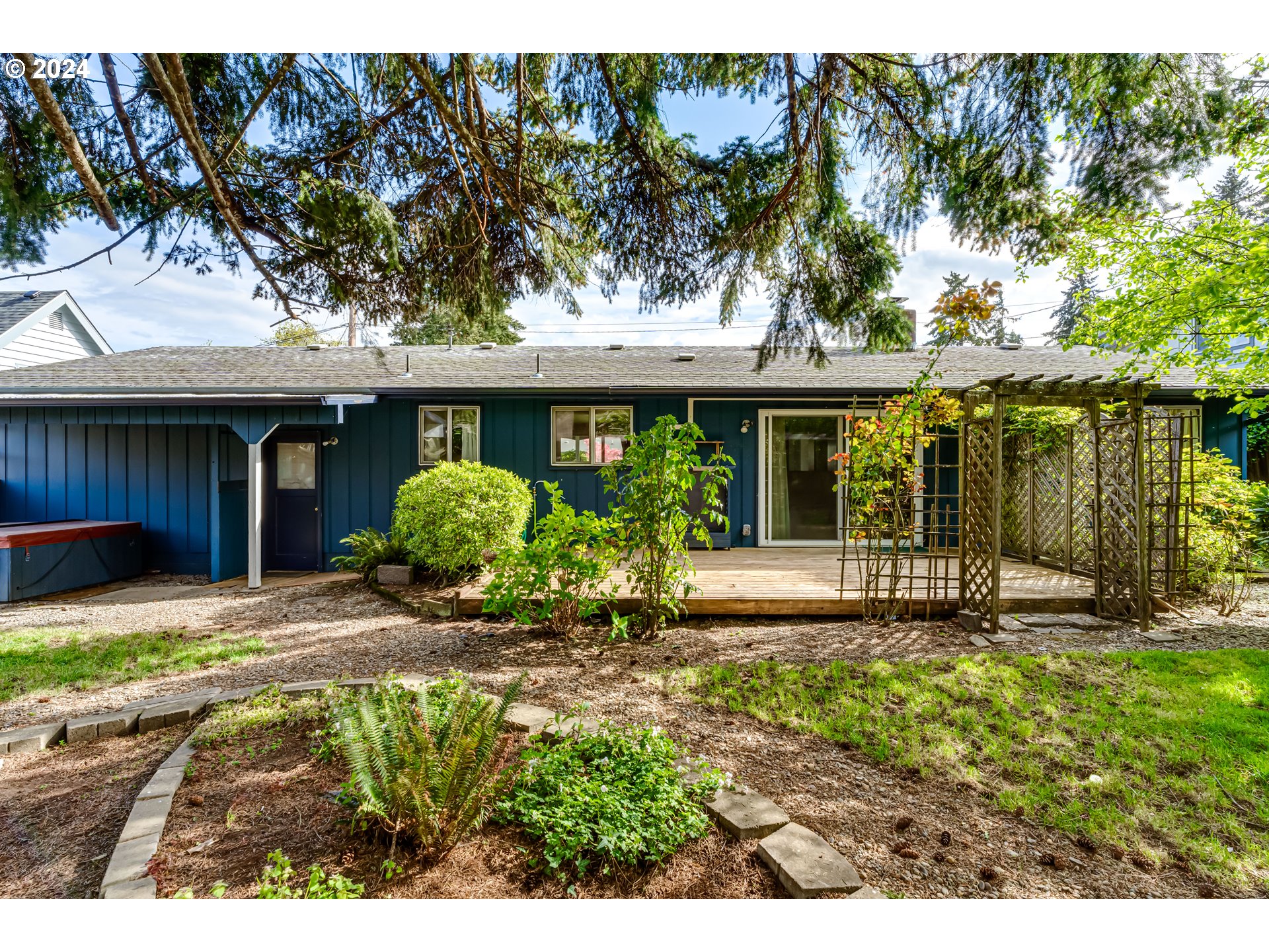 125 East 39th Place Eugene, OR 97405 - Photo 21 of 30 a view of a house with backyard and a tree