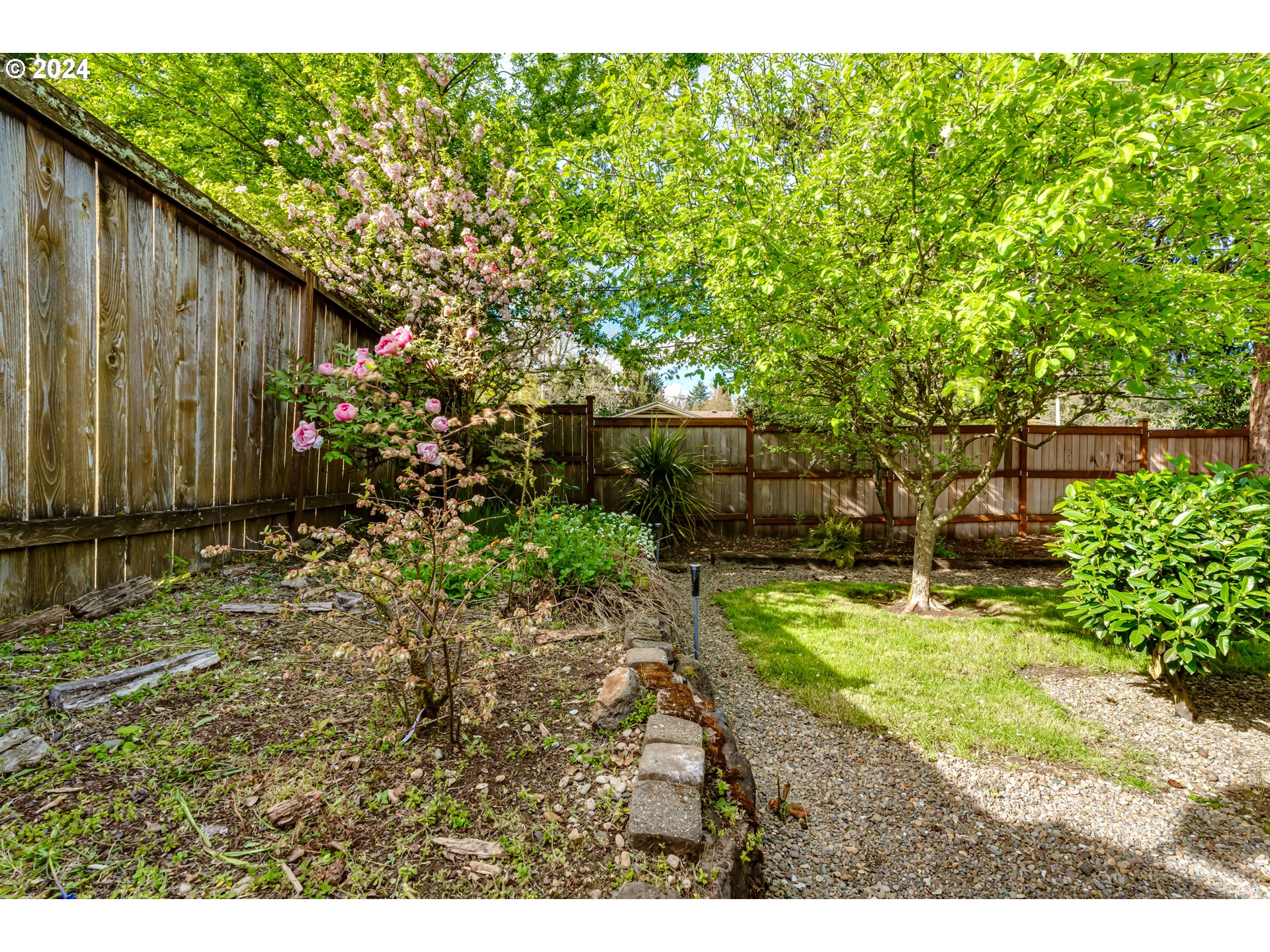 125 East 39th Place Eugene, OR 97405 - Photo 23 of 30 a backyard of a house with lots of green space