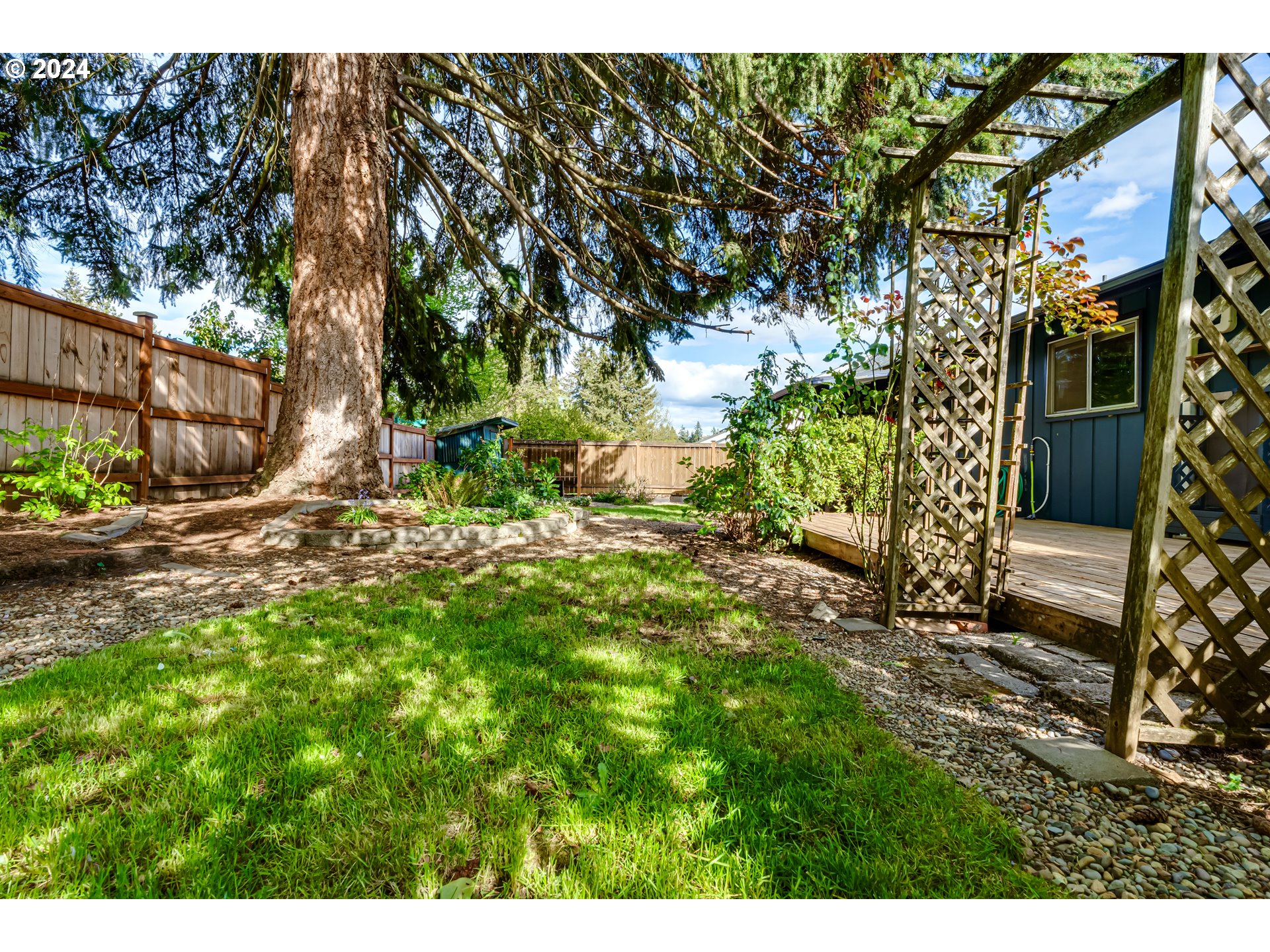125 East 39th Place Eugene, OR 97405 - Photo 25 of 30 a backyard of a house with lots of green space