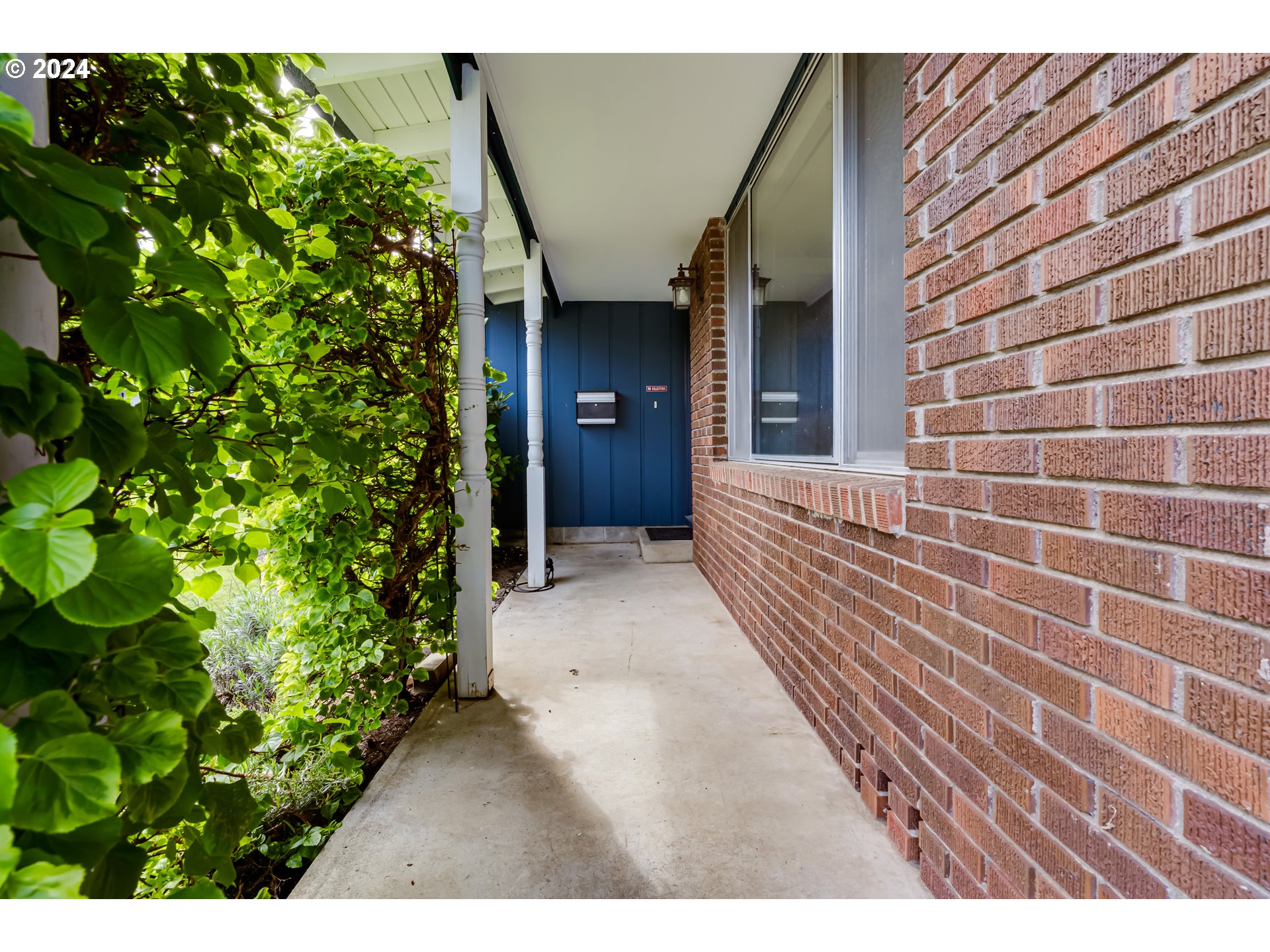 125 East 39th Place Eugene, OR 97405 - Photo 3 of 30 a view of a house with a house
