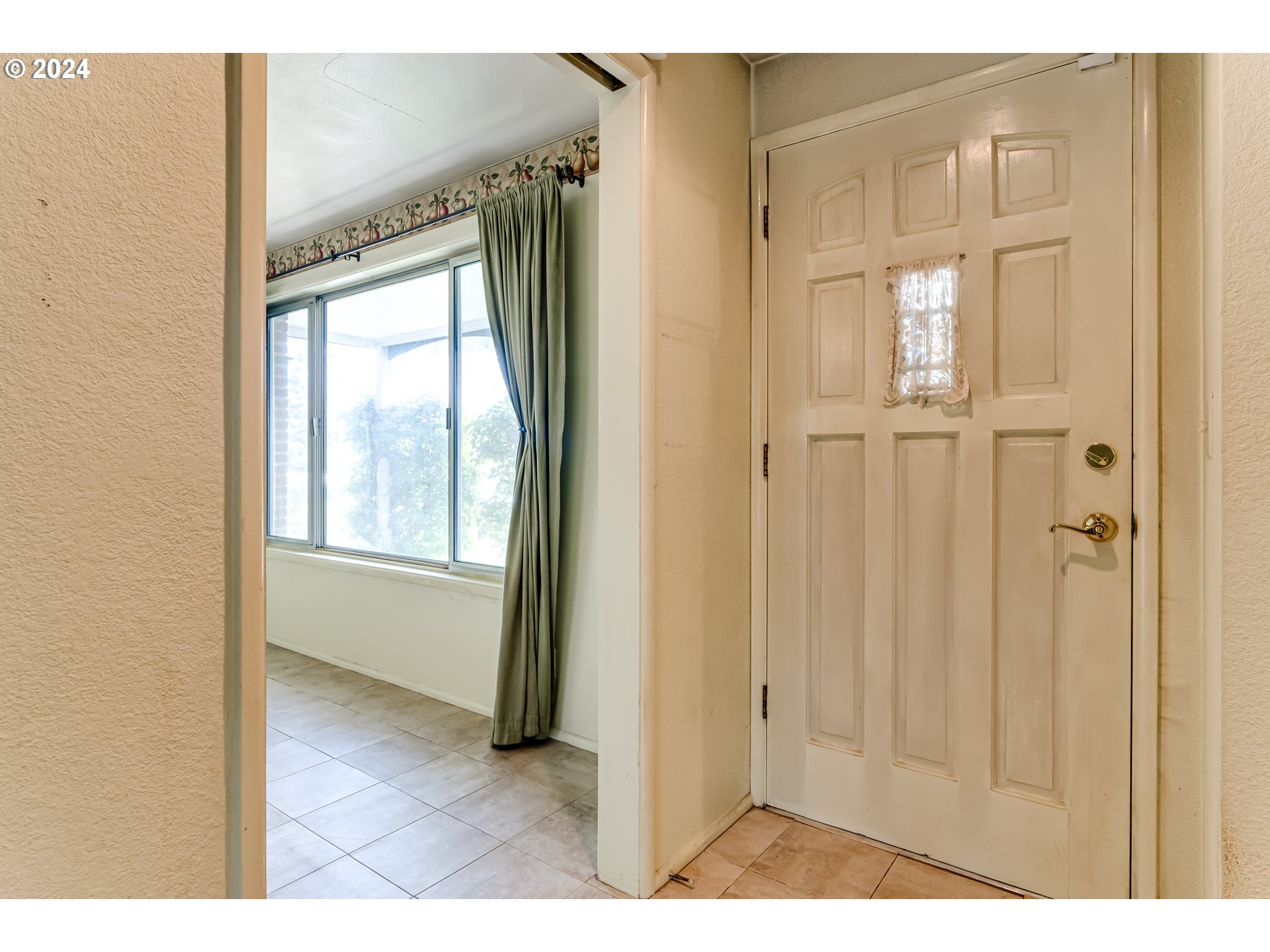 125 East 39th Place Eugene, OR 97405 - Photo 8 of 30 a view of an entryway