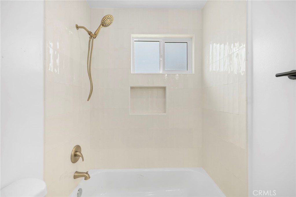 3020 East 3rd Street Long Beach, CA 90814 - Photo 42 of 63 a bathroom with a bathtub