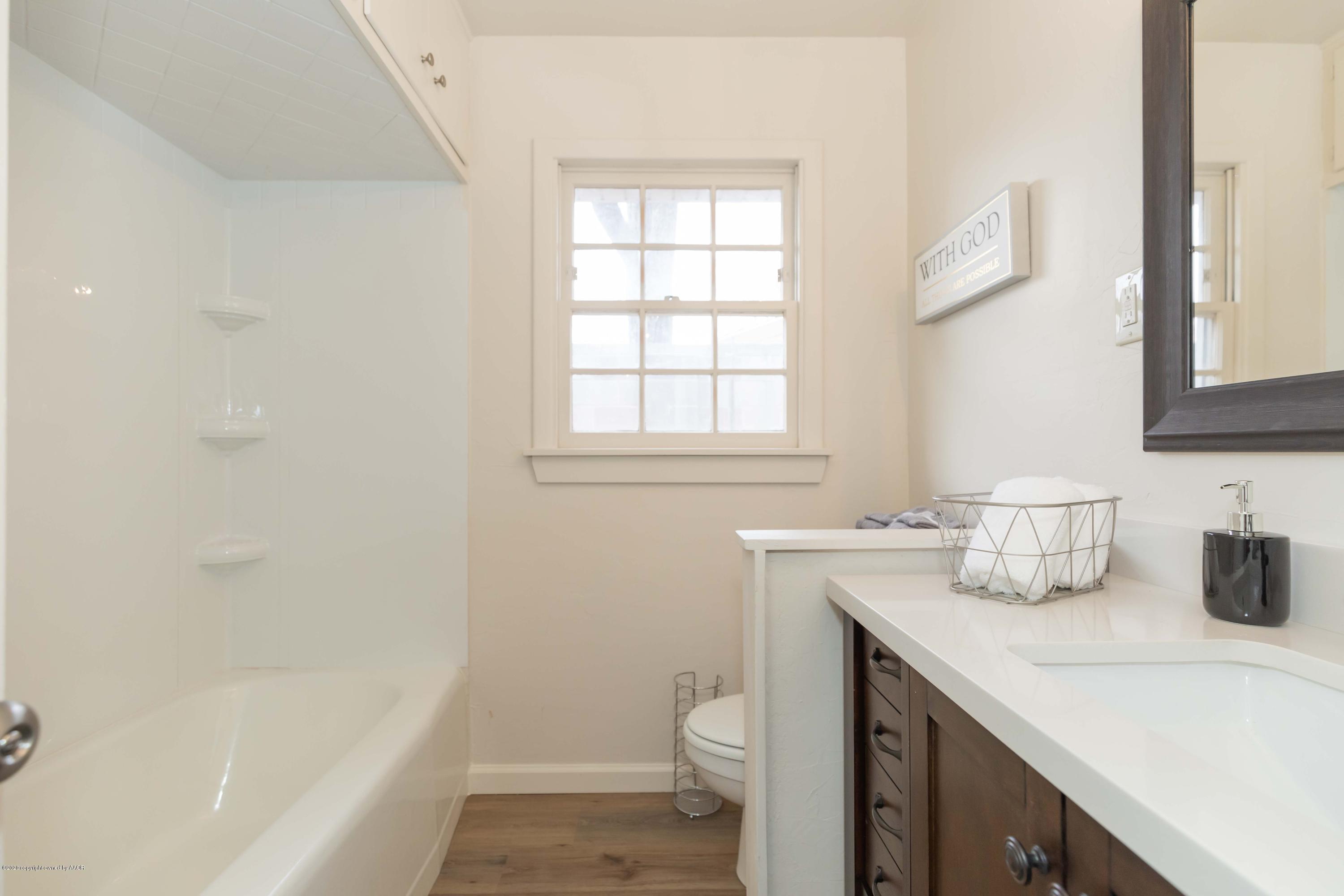 2904 Dover Road Amarillo, TX 79109 - Photo 18 of 22 BATHROOM 2 VIEW 1