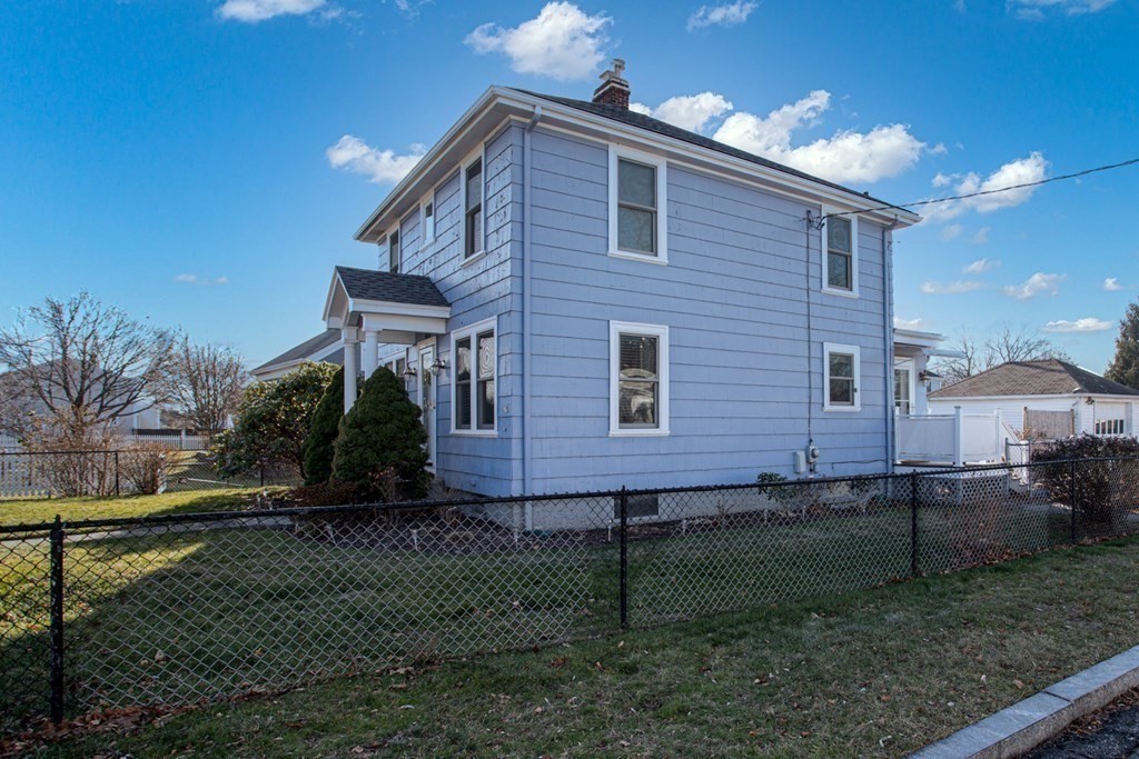 879 Willett Avenue Riverside, RI 02915 - Photo 3 of 28 Gallery Image 3
