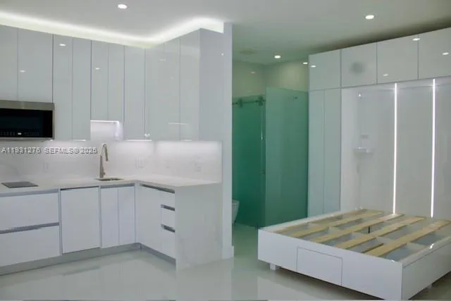 a en suite bathroom with a sink and a mirror