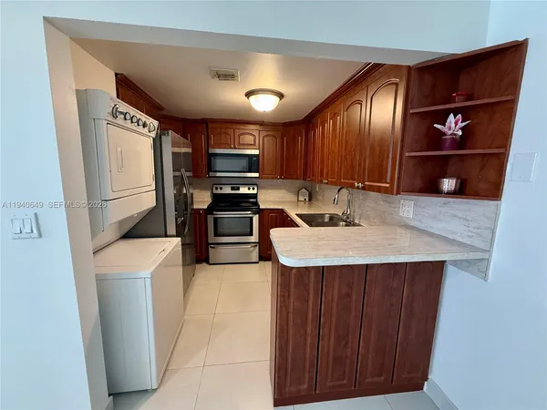 $2,900 | 20 Southwest 108th Avenue, Unit 7F, Sweetwater, FL 33174