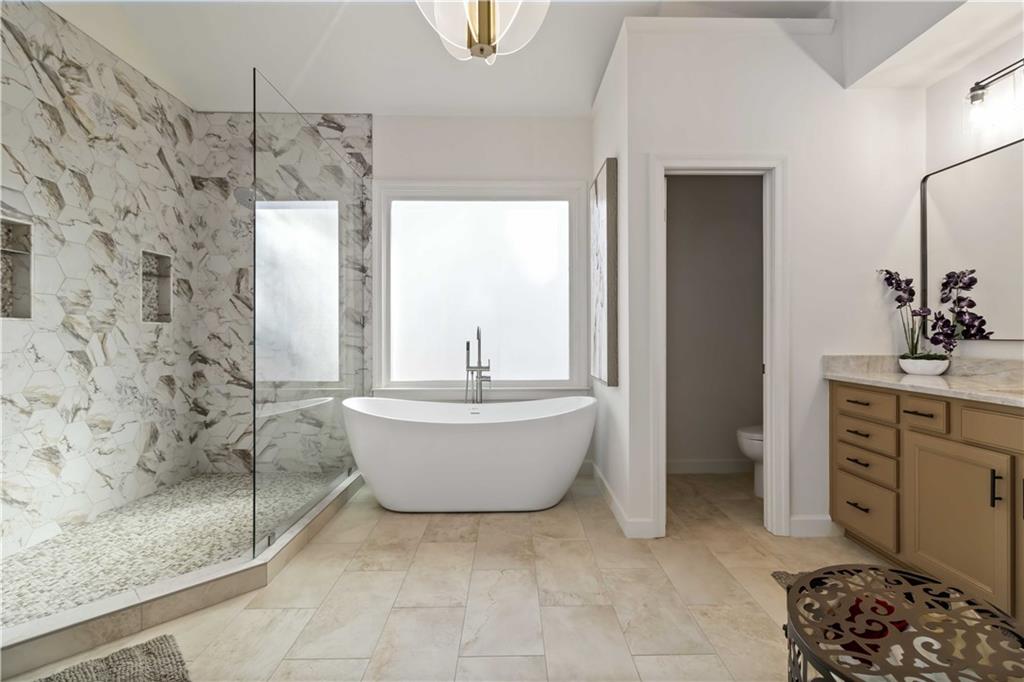 6233 Huntington Ridge Road Mableton, GA 30126 - Photo 29 of 50 a bathroom with a bathtub sink and mirror