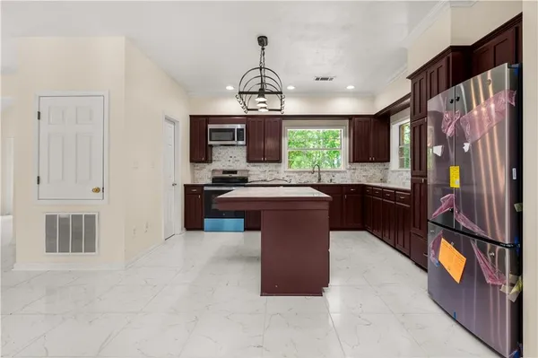 $349,000 | 9 Hill Drive, Forest Hill, LA 71430