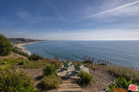 $6,000 | 17366 Sunset Boulevard, Unit 302, Pacific Palisades, CA 90272
