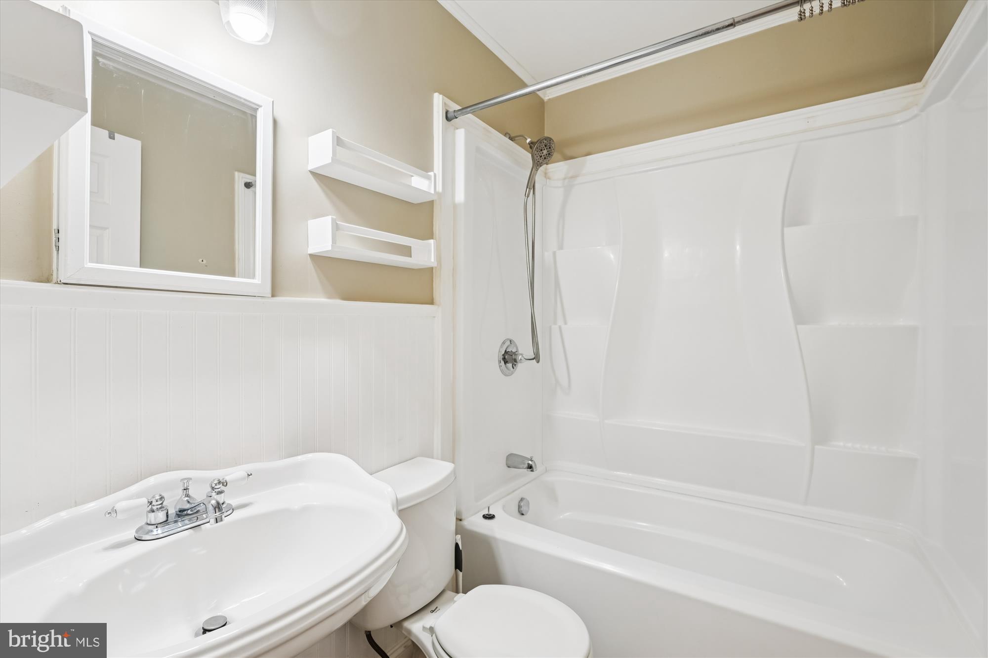 10502 Glenhaven Drive Silver Spring, MD 20902 - Photo 17 of 38 a bathroom with a sink toilet and bathtub