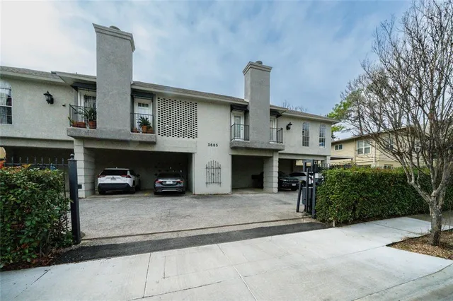 a view of a house with yard and garage