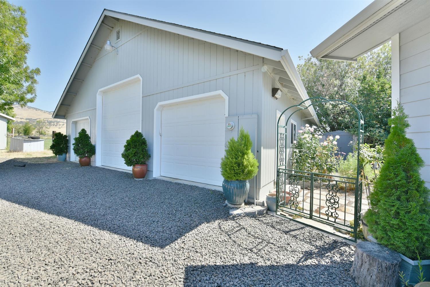 684 East Valley View Road Ashland, OR 97520 - Photo 4 of 28 40' X 42' Insulated RV Garage/Shop
