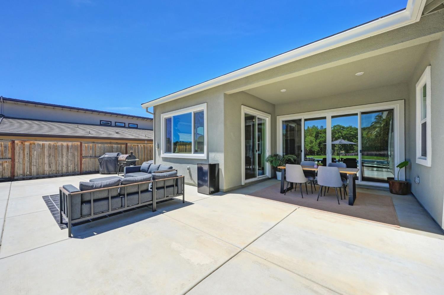 5085 Pryor Drive Rescue, CA 95672 - Photo 24 of 50 a living room with furniture and a potted plant