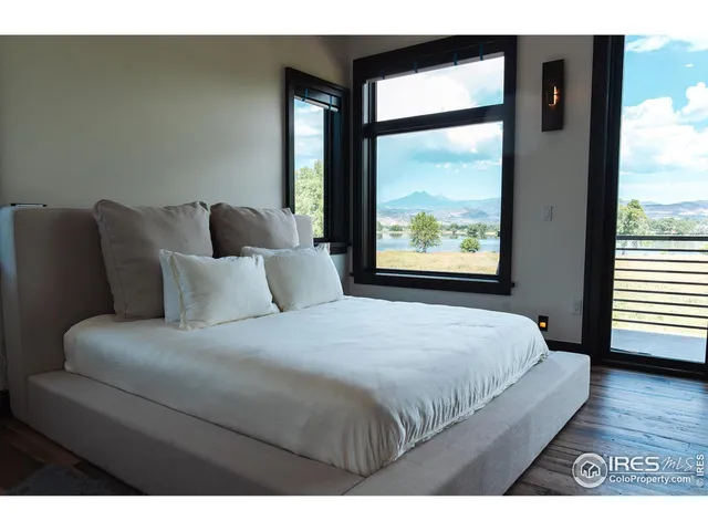 a black and white photo of a living room