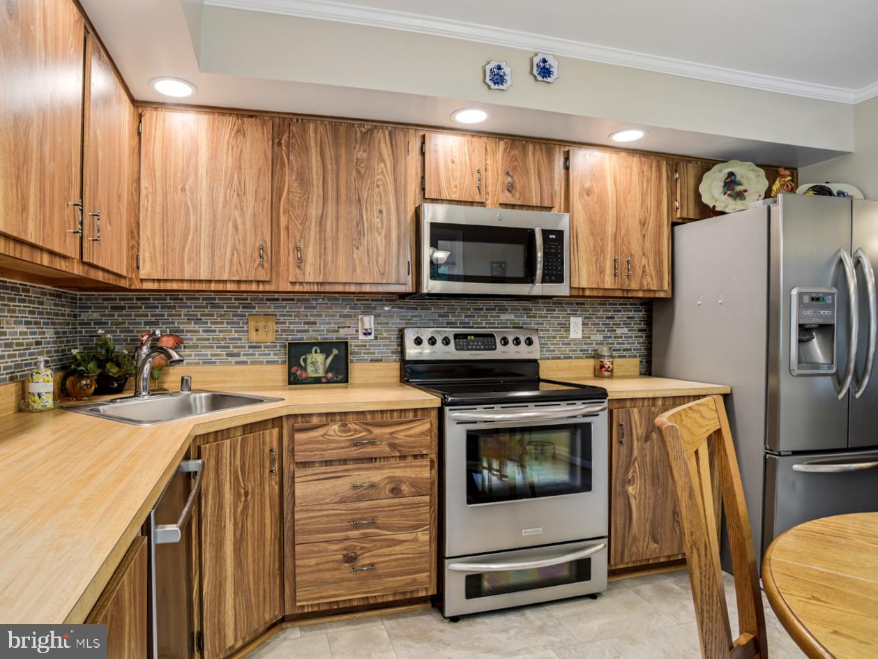 616 Clarks Run Road La Plata, MD 20646 - Photo 12 of 39 Kitchen with table space