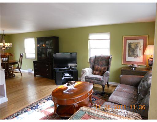 1059 Maple Heights Road Pittsburgh, PA 15232 - Photo 3 of 14 Living Room.