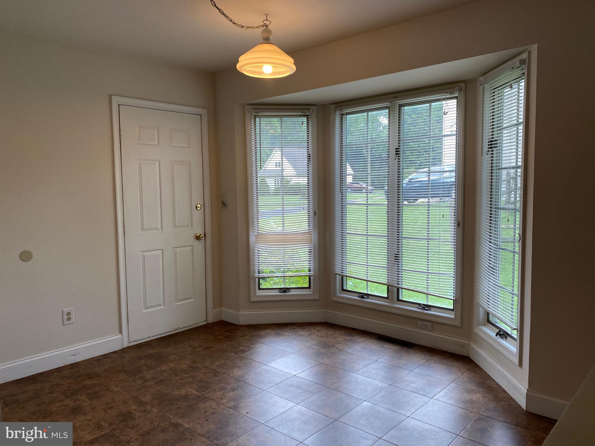 12 Cannon Run Newark, DE 19702 - Photo 6 of 19 Breakfast area