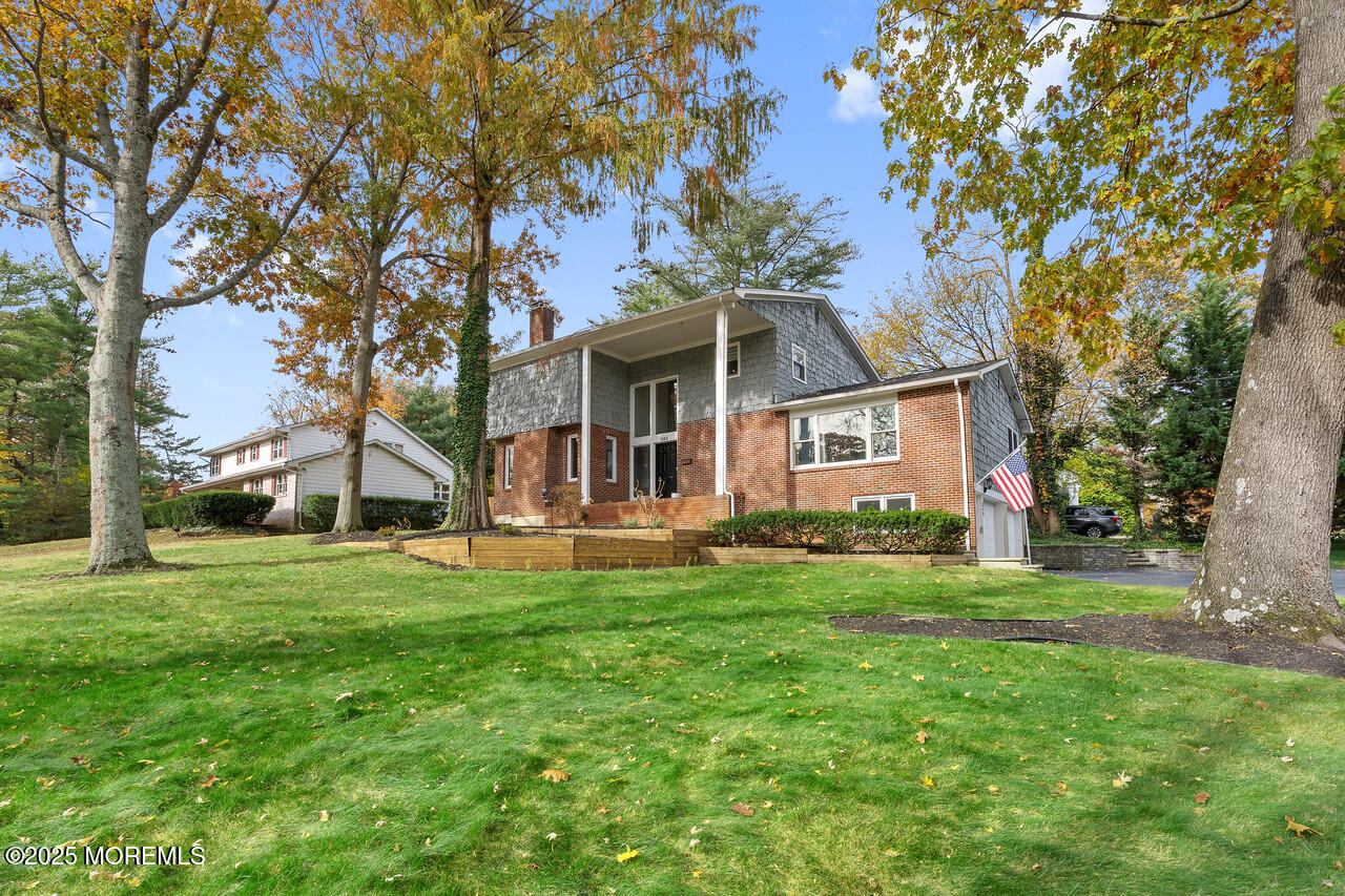 a view of a house with a yard