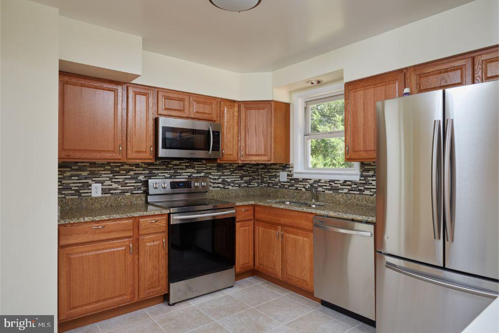 11504 Keystone Avenue Clinton, MD 20735 - Photo 12 of 33 Kitchen has granite countertops