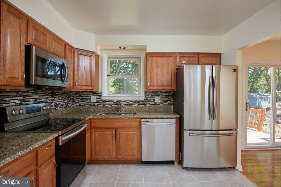 11504 Keystone Avenue Clinton, MD 20735 - Photo 13 of 33 Kitchen has new cabinets, flooring & SS appliances