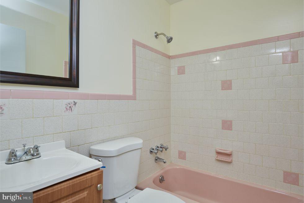 11504 Keystone Avenue Clinton, MD 20735 - Photo 20 of 33 Hallway bathroom