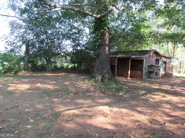 a view of a yard with a tree