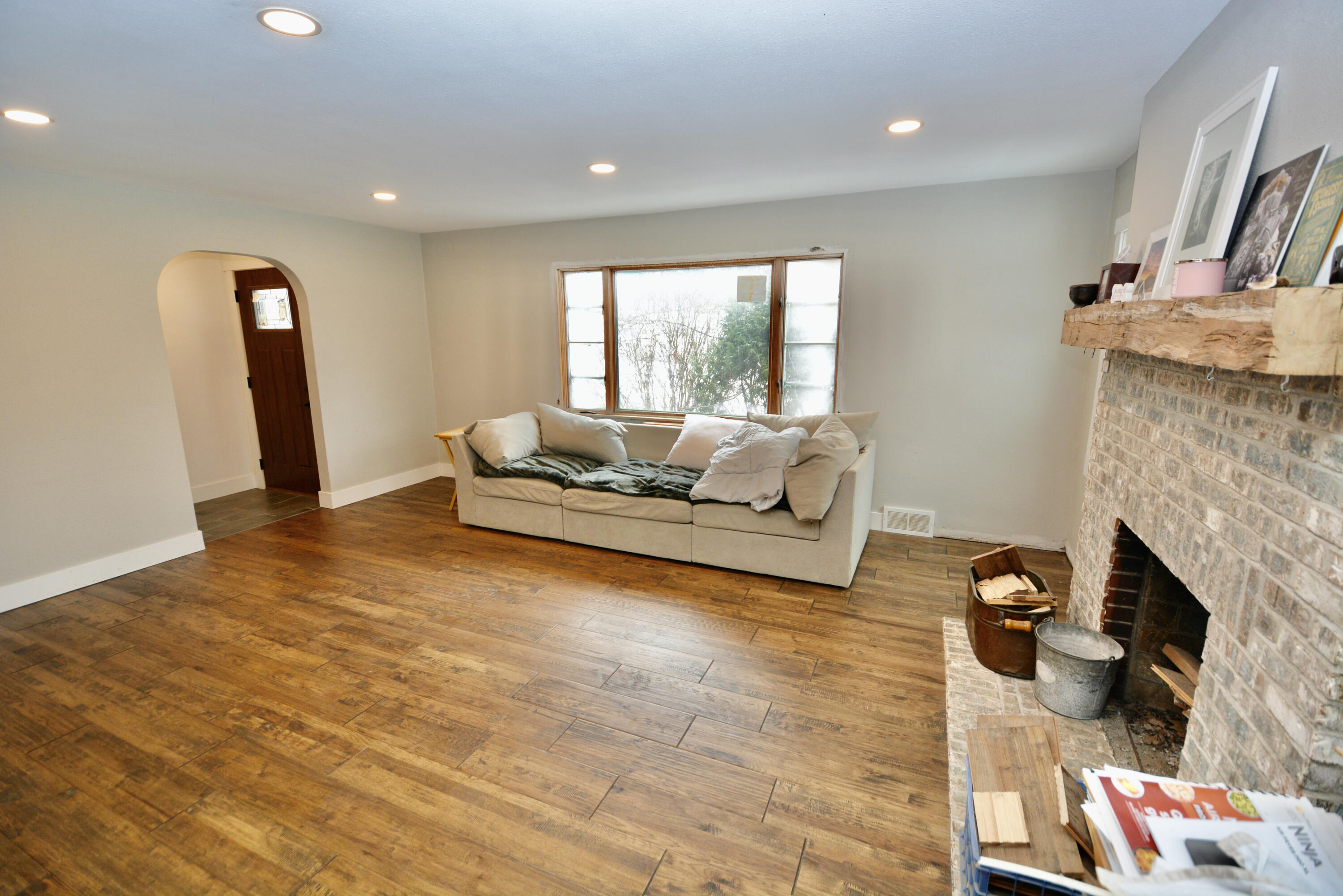 12001 West Donges Bay Road Mequon, WI 53097 - Photo 8 of 33 Living Room