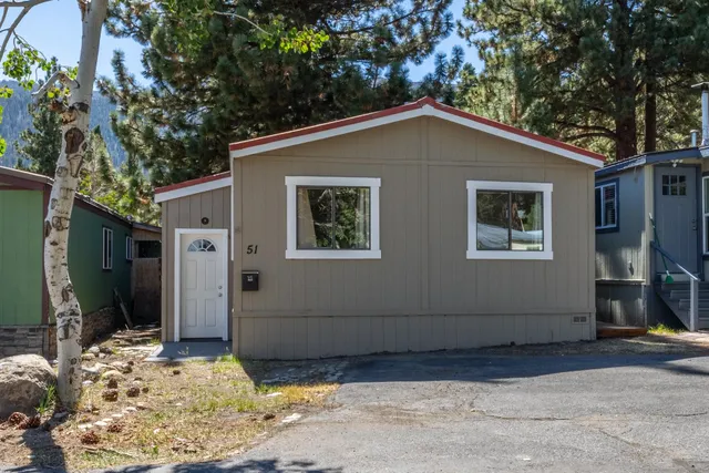 a view of backyard of the house