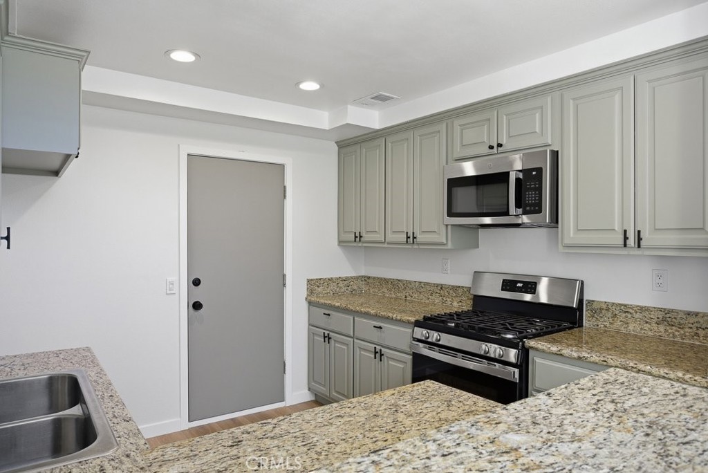 11560 Honeyglen Road Pacoima, CA 91331 - Photo 12 of 37