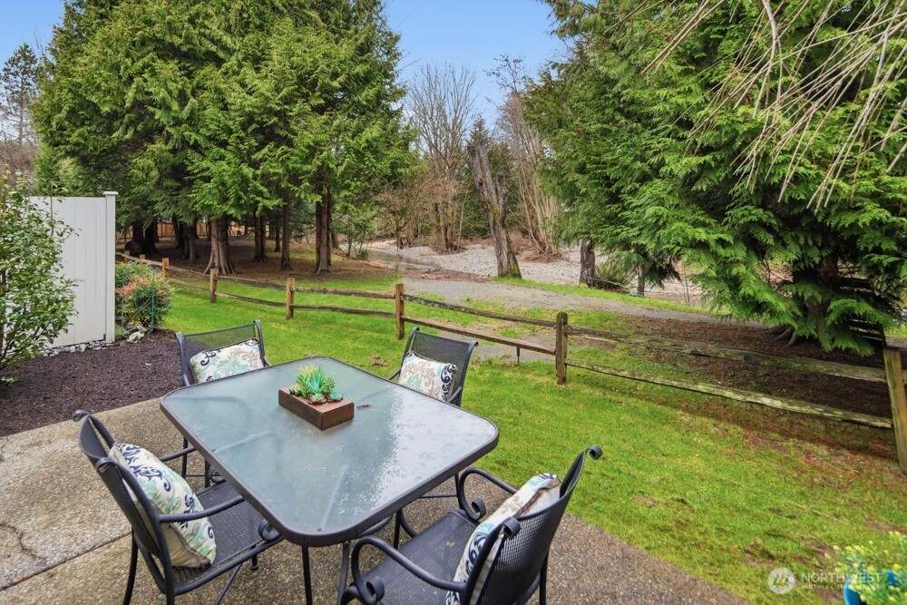 120 Newport Way Northwest, Unit 9 Issaquah, WA 98027 - Photo 9 of 40 a view of an outdoor sitting space