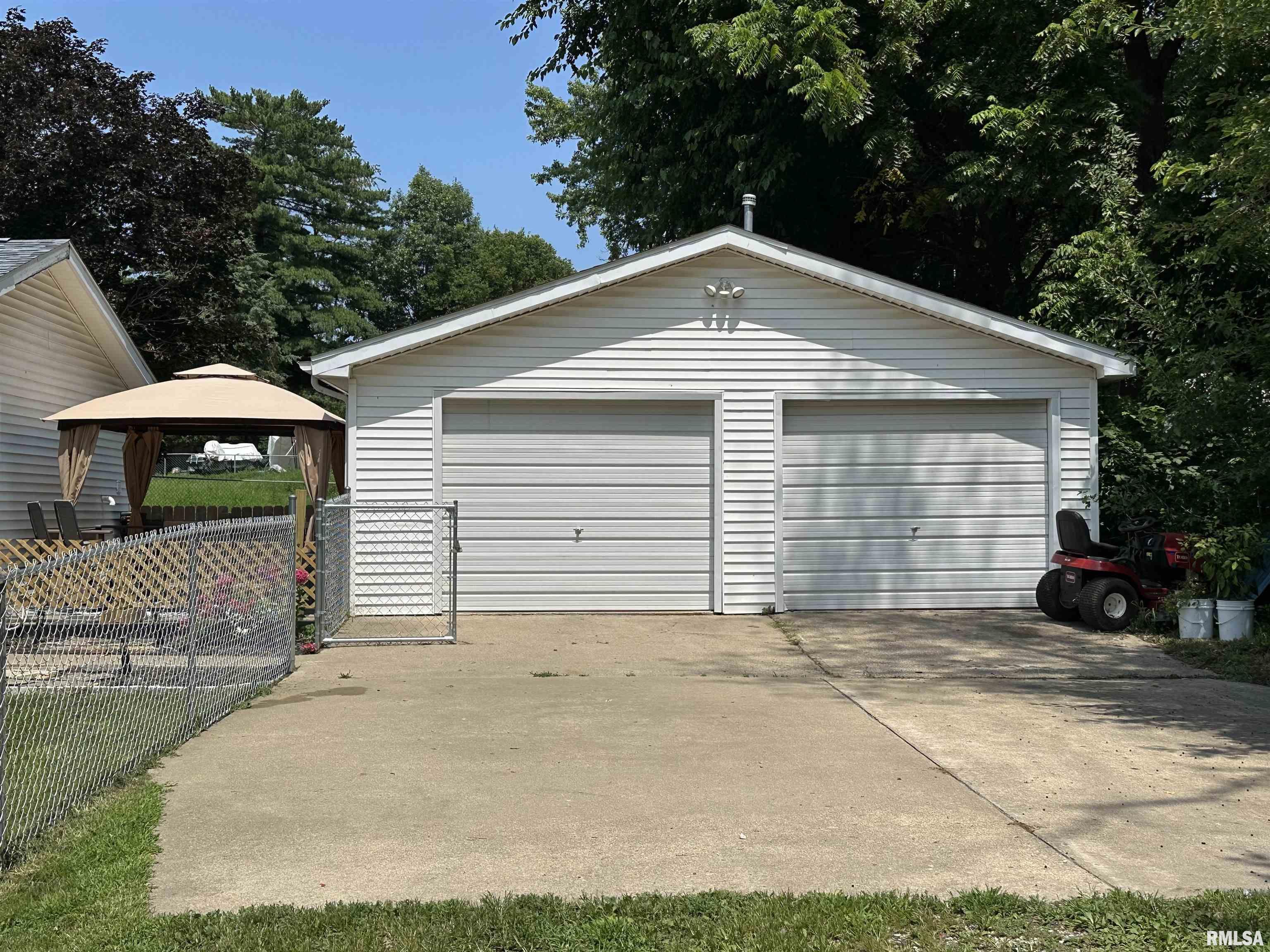 917 West Locust Street Canton, IL 61520 - Photo 3 of 11