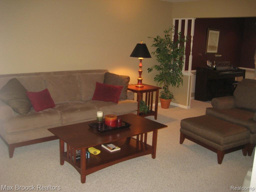 16 Shagbark Drive Rochester, MI 48309 - Photo 10 of 32 ALT VIEW OF LIVING ROOM