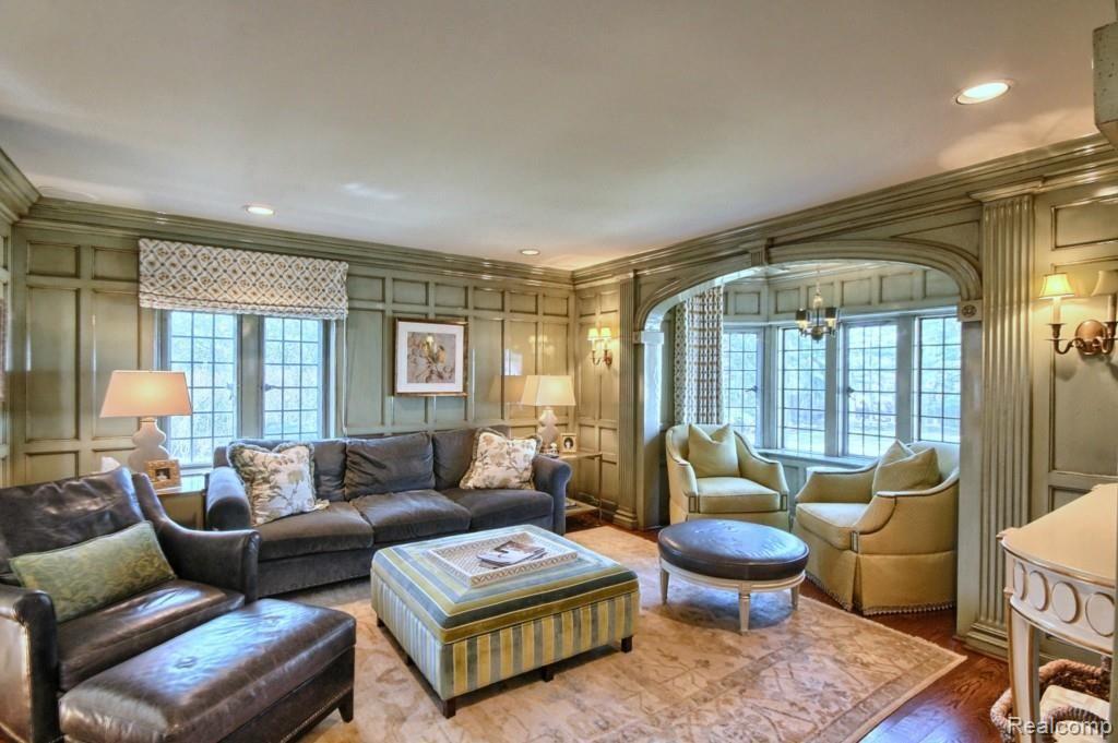 333 Washington Road Grosse Pointe, MI 48230 - Photo 5 of 34 Living Room.jpg