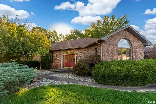 $329,900 | 600 Deer Lake Drive West, Carbondale, IL 62901