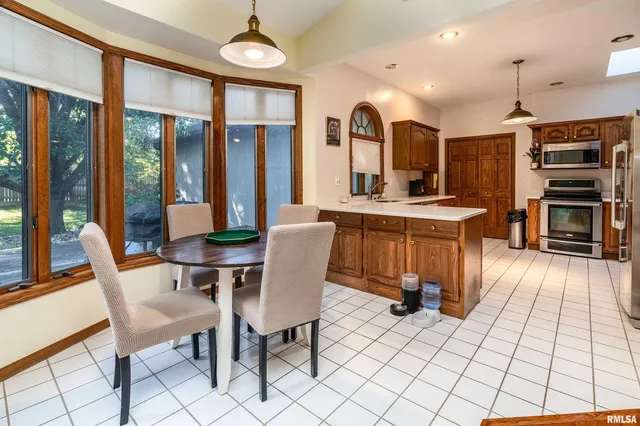 $329,900 | 600 Deer Lake Drive West, Carbondale, IL 62901