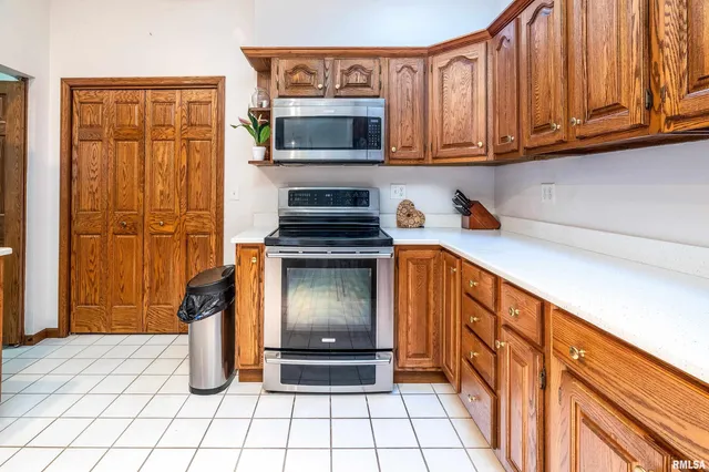 $329,900 | 600 Deer Lake Drive West, Carbondale, IL 62901