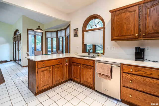 $329,900 | 600 Deer Lake Drive West, Carbondale, IL 62901