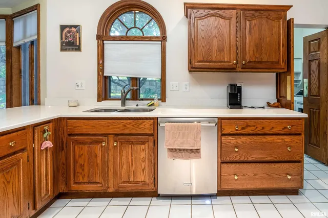 $329,900 | 600 Deer Lake Drive West, Carbondale, IL 62901