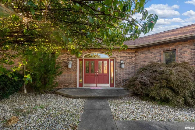 $329,900 | 600 Deer Lake Drive West, Carbondale, IL 62901