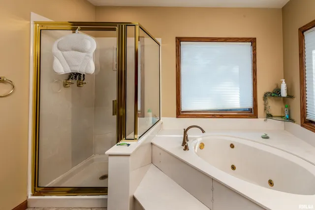 $329,900 | 600 Deer Lake Drive West, Carbondale, IL 62901