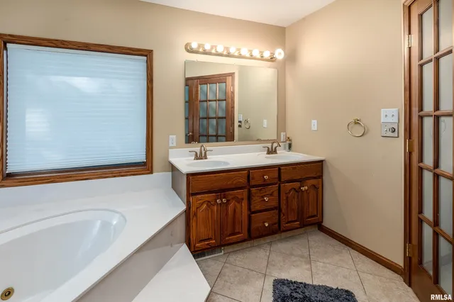 $329,900 | 600 Deer Lake Drive West, Carbondale, IL 62901