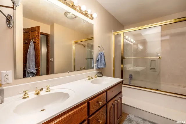 $329,900 | 600 Deer Lake Drive West, Carbondale, IL 62901