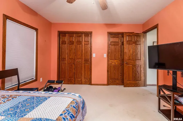 $329,900 | 600 Deer Lake Drive West, Carbondale, IL 62901